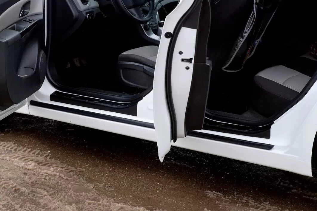 накладки на внутренние пороги дверей chevrolet cruze i 2012-2014 nakladki-na-vnutrennie-porogi-dverey-chevrolet-cruze-i-2012-2014